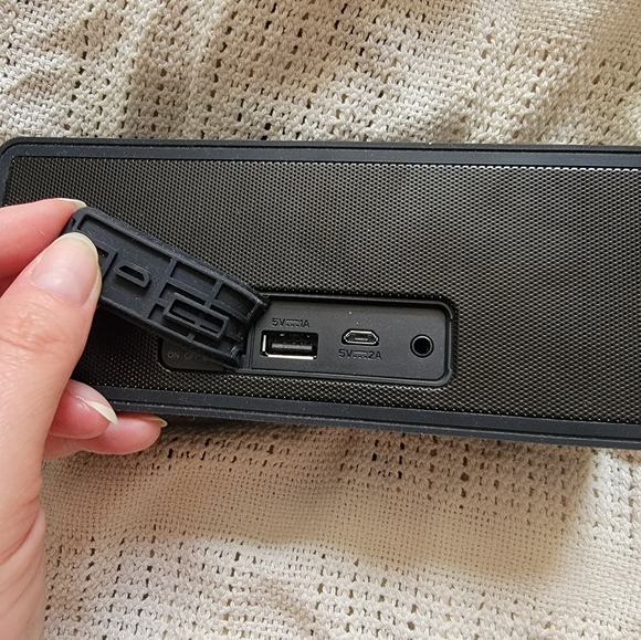 Insignia Portable Black Bluetooth Speaker NS-SPBTBRICK-C - Picture 4 of 7